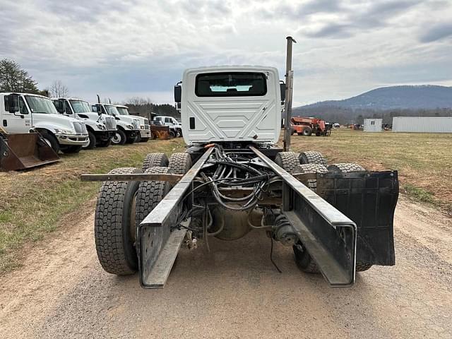 Image of International Workstar 7400 equipment image 3