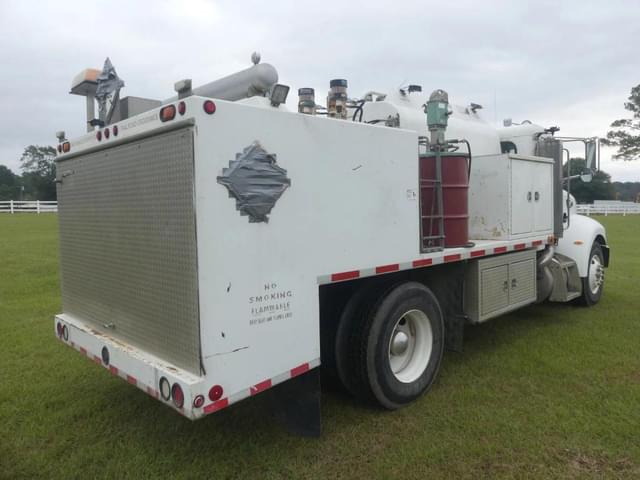 Image of Peterbilt 335 equipment image 2