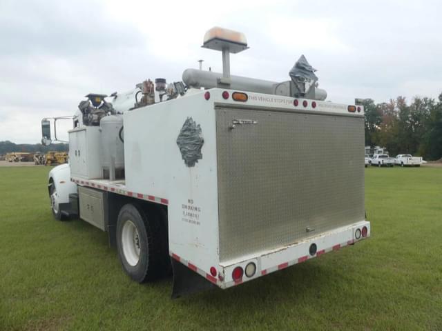 Image of Peterbilt 335 equipment image 3