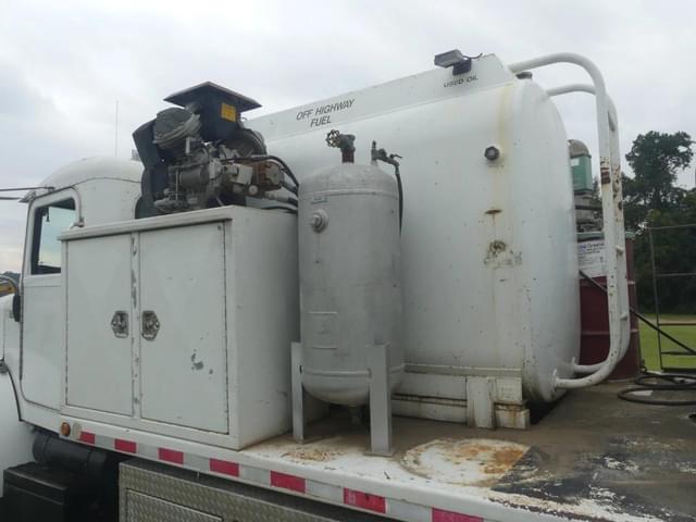 Image of Peterbilt 335 equipment image 4