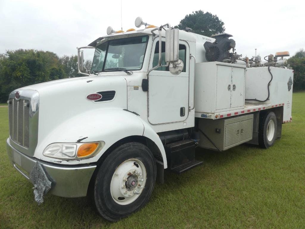 2007 Peterbilt 335 Equipment Image0