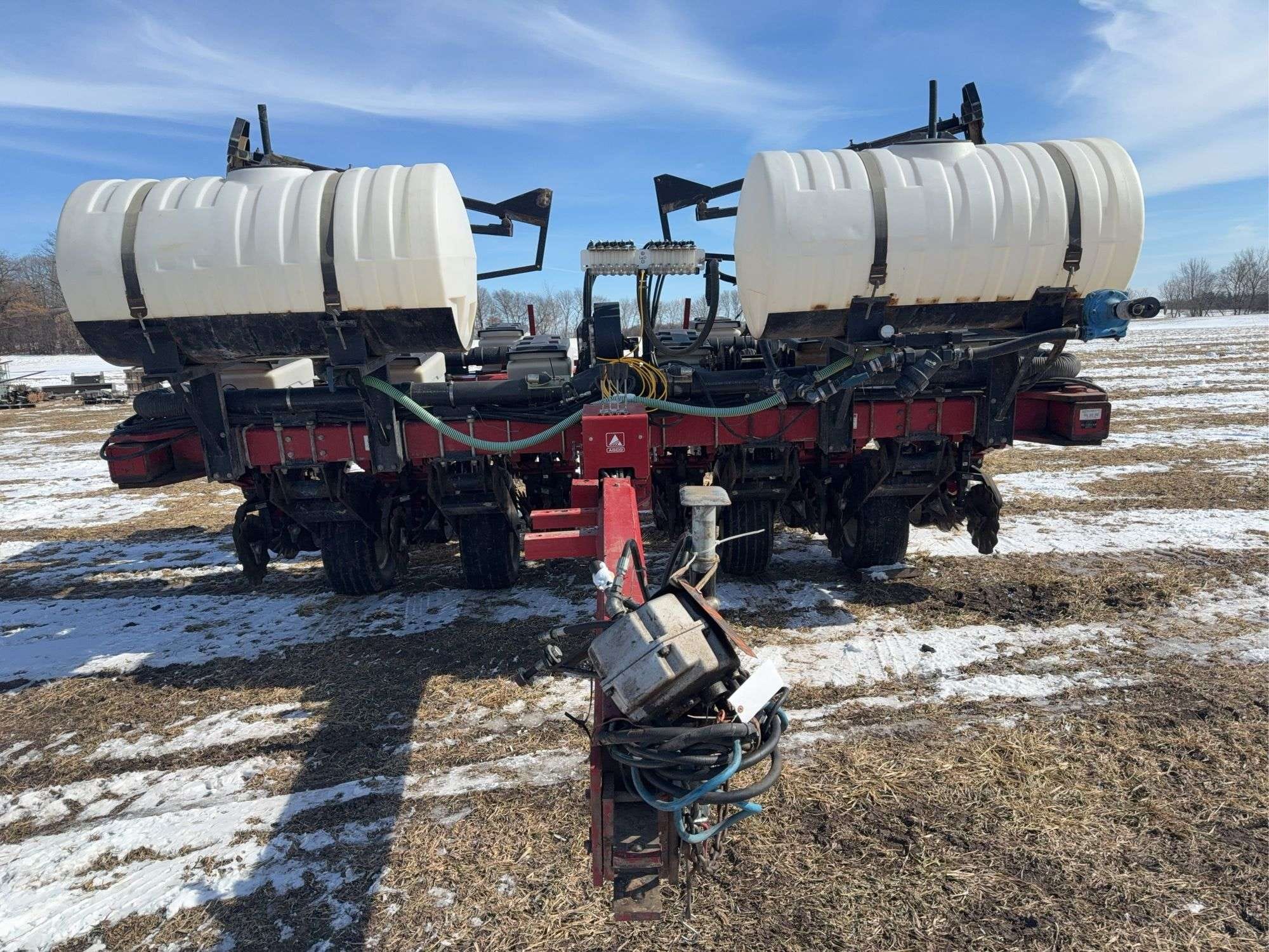 White 6242 Equipment Image0