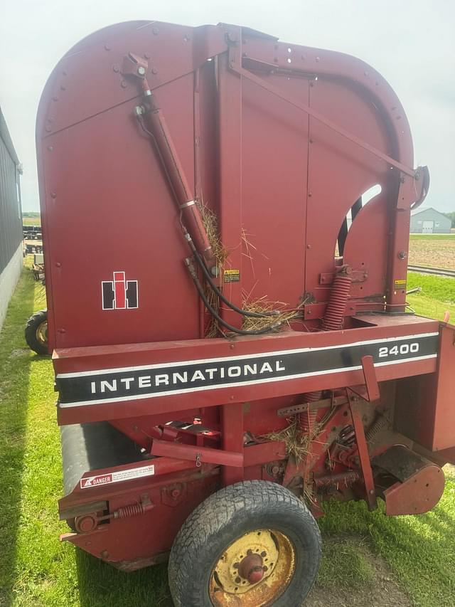 Image of International Harvester 2400 equipment image 3