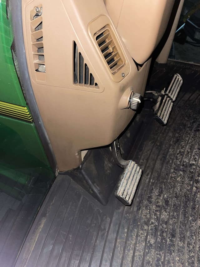 Image of John Deere 8300 equipment image 4