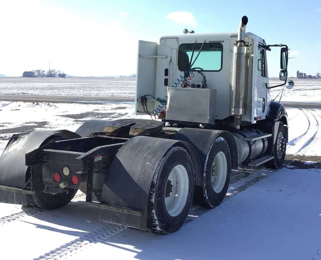 Image of Freightliner Columbia equipment image 3