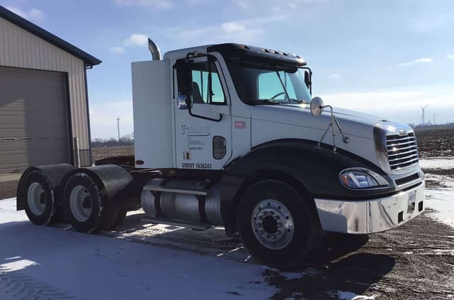 Image of Freightliner Columbia equipment image 2