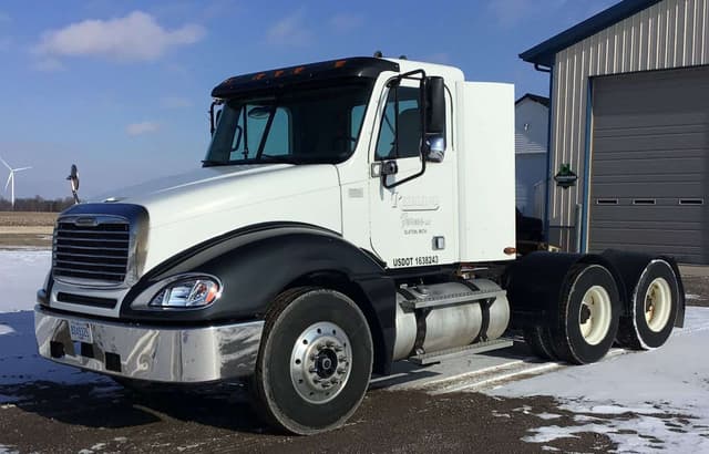 Image of Freightliner Columbia equipment image 1