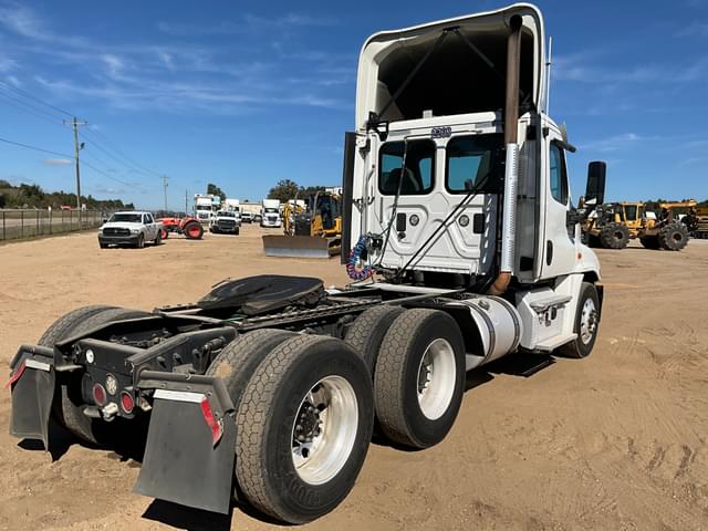 Image of Freightliner Cascadia equipment image 4