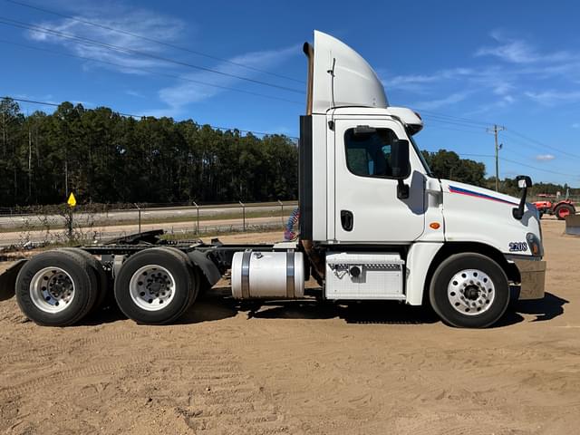 Image of Freightliner Cascadia equipment image 3