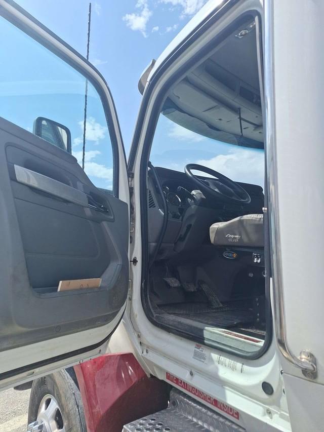 Image of Kenworth T880 equipment image 4