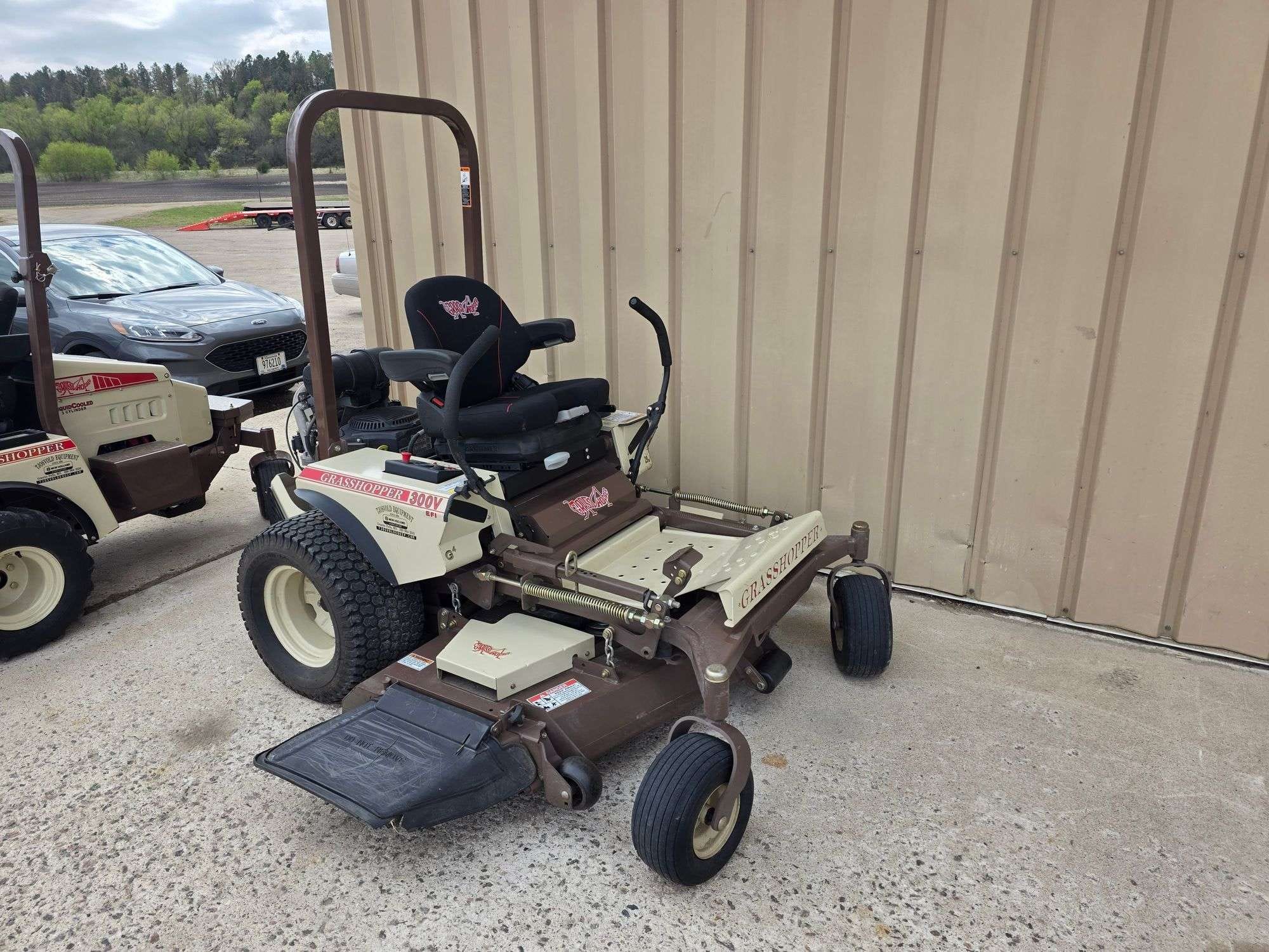 2021 Grasshopper 300V Equipment Image0