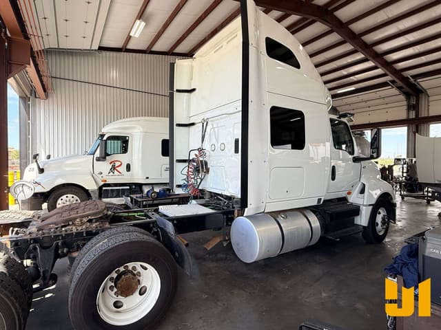 Image of International LT625 equipment image 2