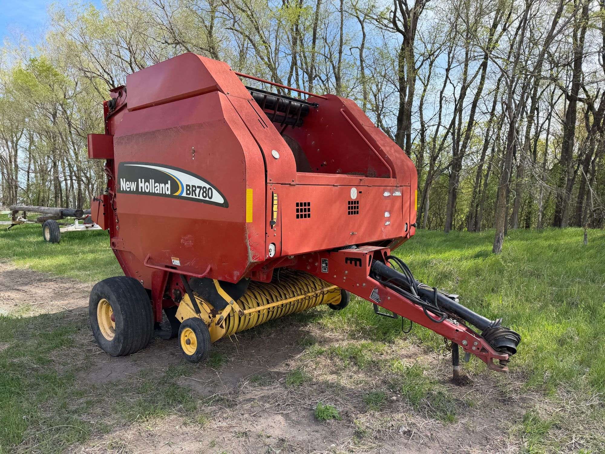 New Holland BR780 Equipment Image0