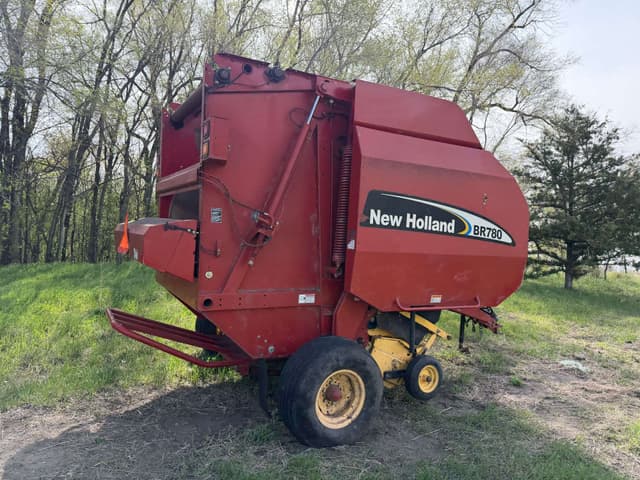 Image of New Holland BR780 equipment image 2