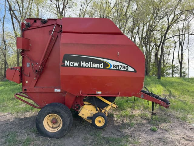 Image of New Holland BR780 equipment image 1