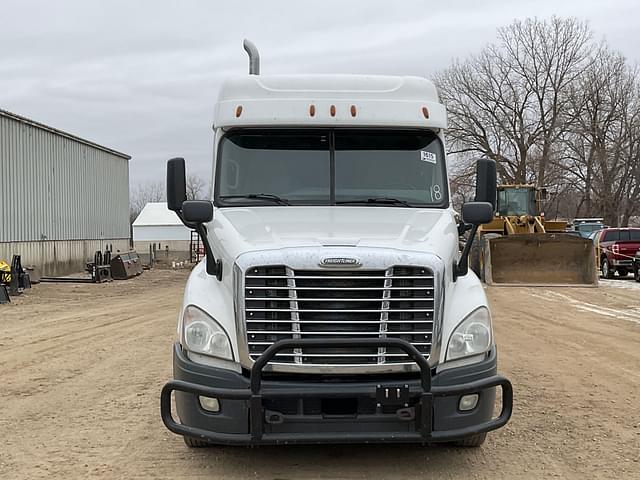 Image of Freightliner Cascadia equipment image 1