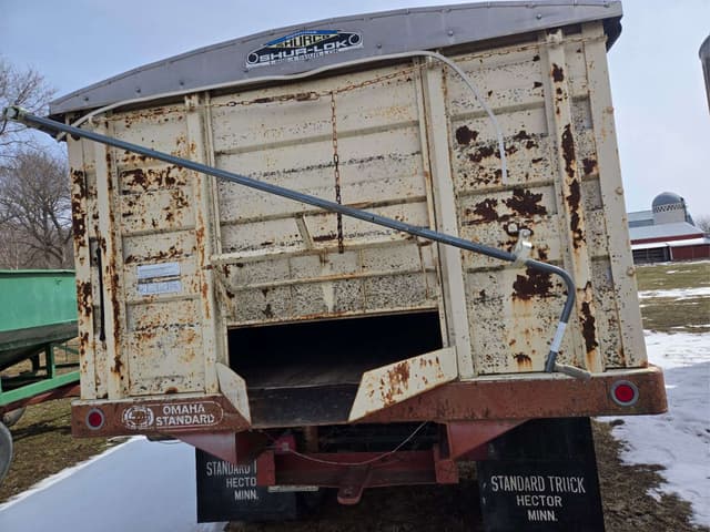 Image of International Loadstar 1700 equipment image 4