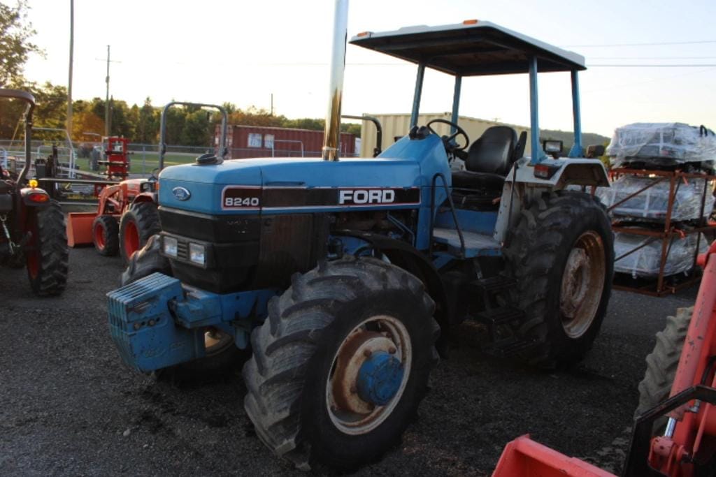 Ford 8240 Equipment Image0