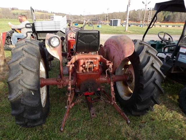 Image of International Harvester B-414 equipment image 4