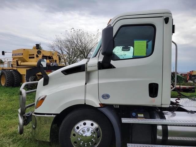 Image of Freightliner Cascadia 116 equipment image 2