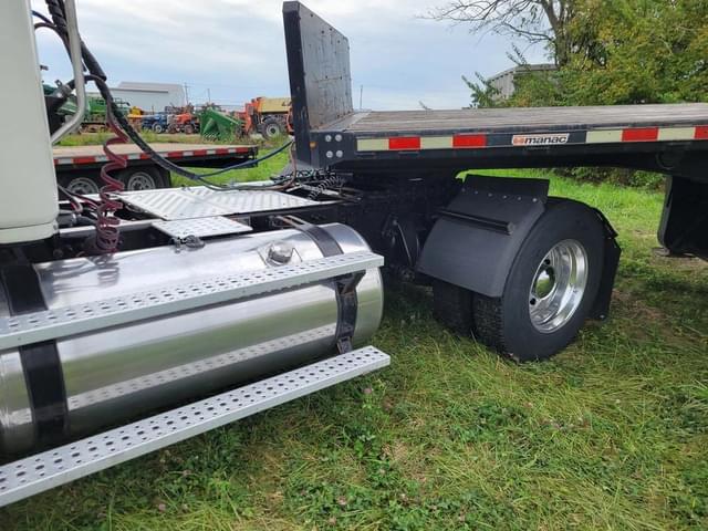 Image of Freightliner Cascadia 116 equipment image 3