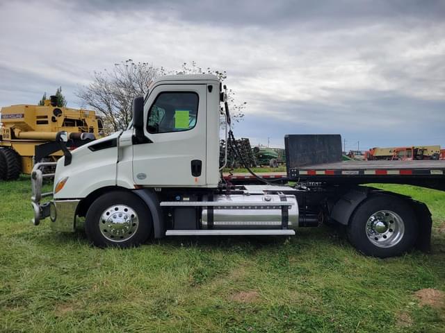 Image of Freightliner Cascadia 116 equipment image 1