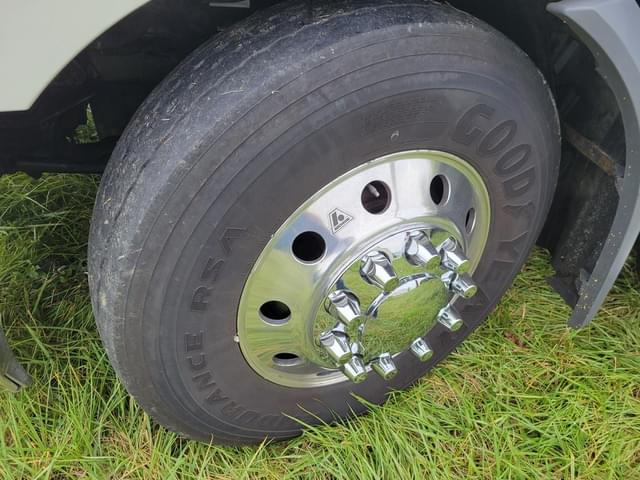 Image of Freightliner Cascadia 116 equipment image 4
