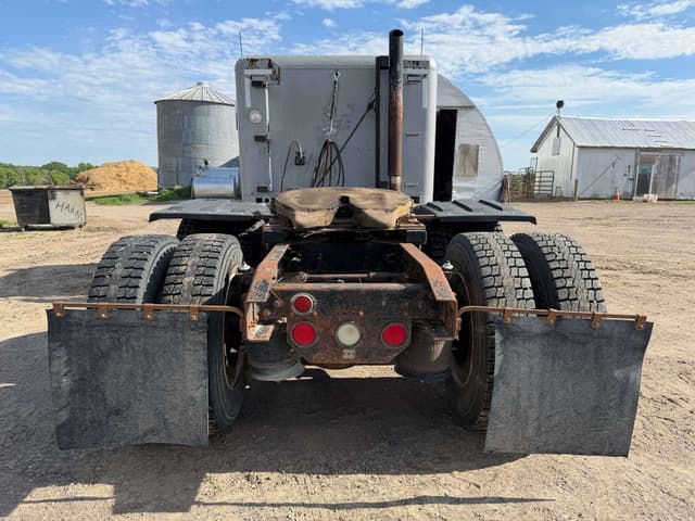 Image of Freightliner FLD120 equipment image 4