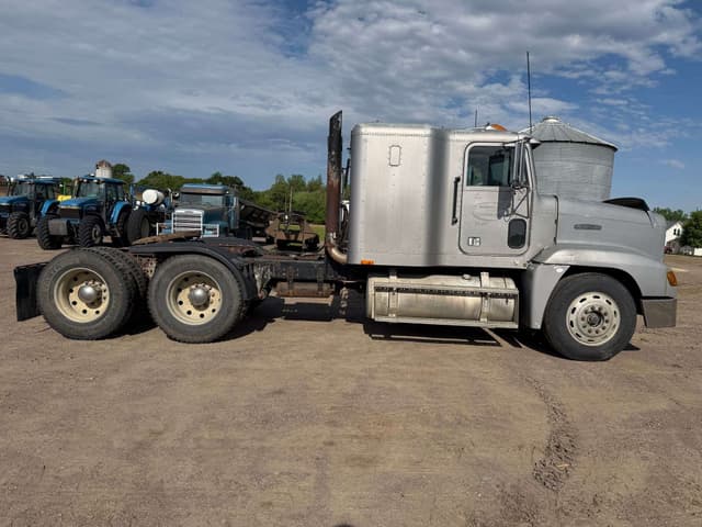 Image of Freightliner FLD120 equipment image 1
