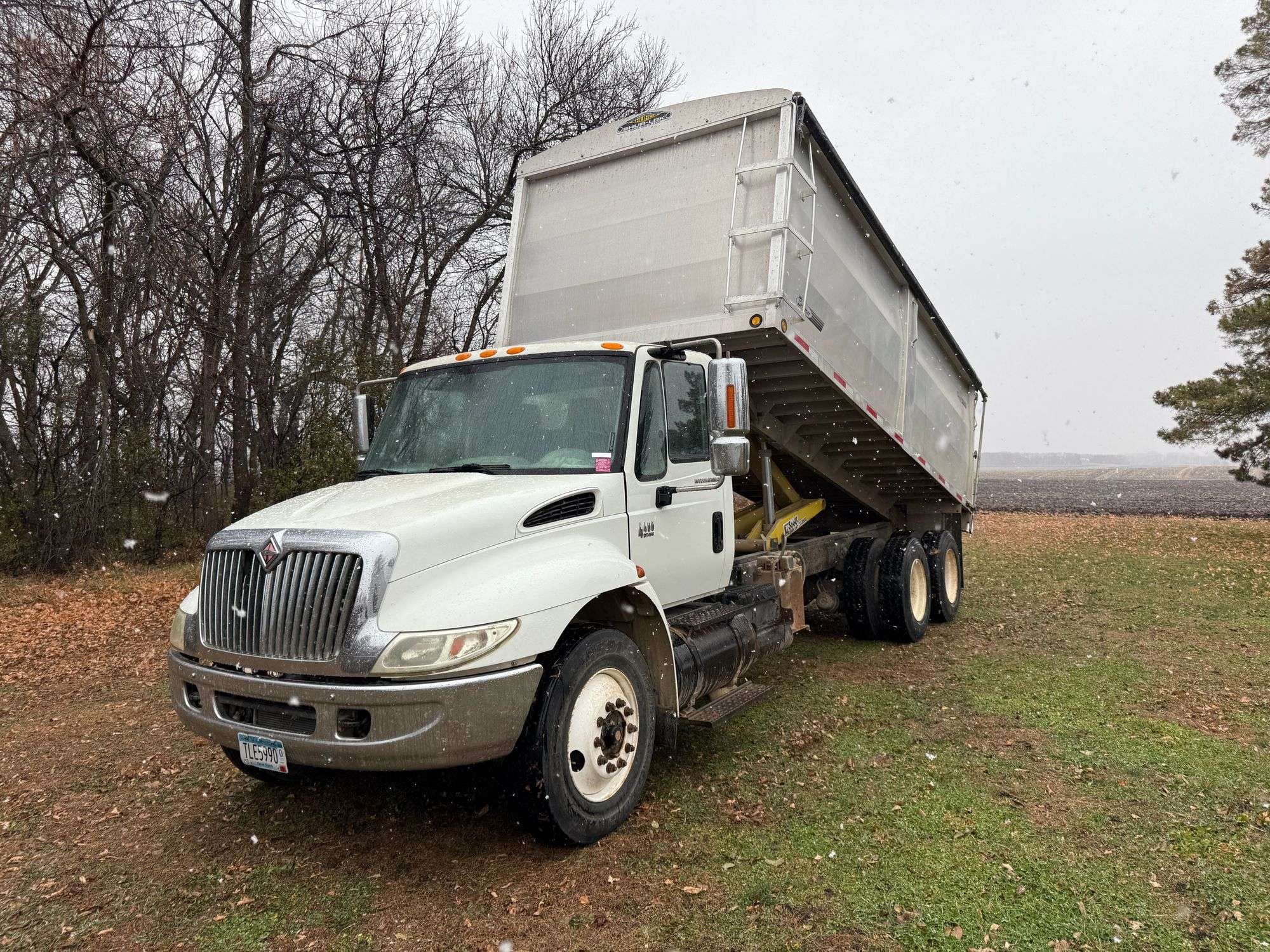 2004 International 4400 Equipment Image0