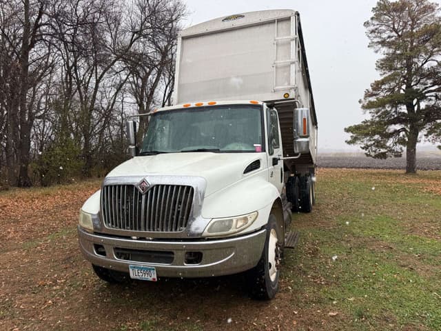 Image of International 4400 equipment image 2