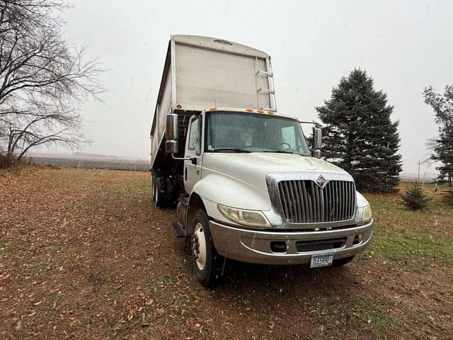 Image of International 4400 equipment image 4