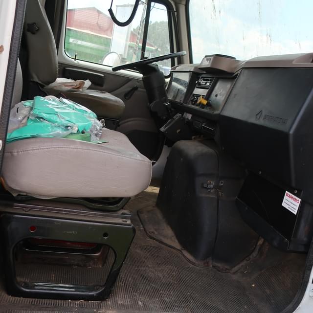 Image of International 4900 equipment image 2