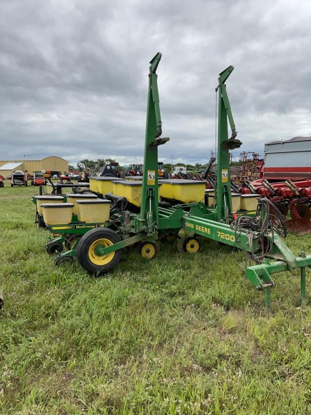 Image of John Deere 7200 equipment image 2