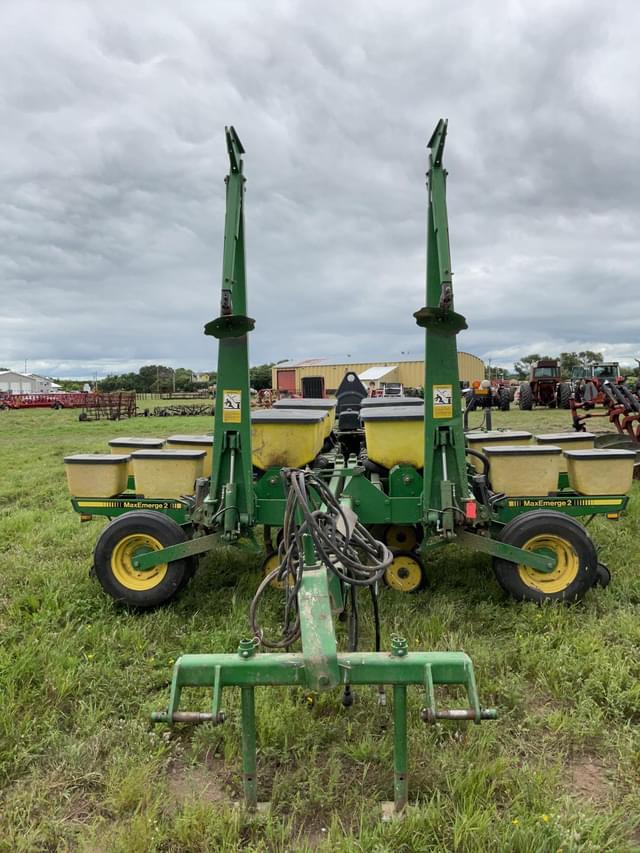 Image of John Deere 7200 equipment image 1