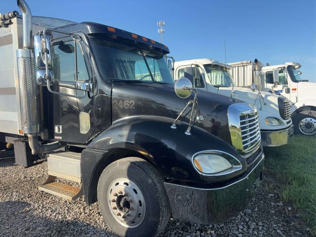 Image of Freightliner Columbia equipment image 3