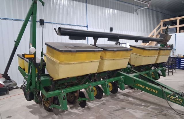Image of John Deere 7200 equipment image 2