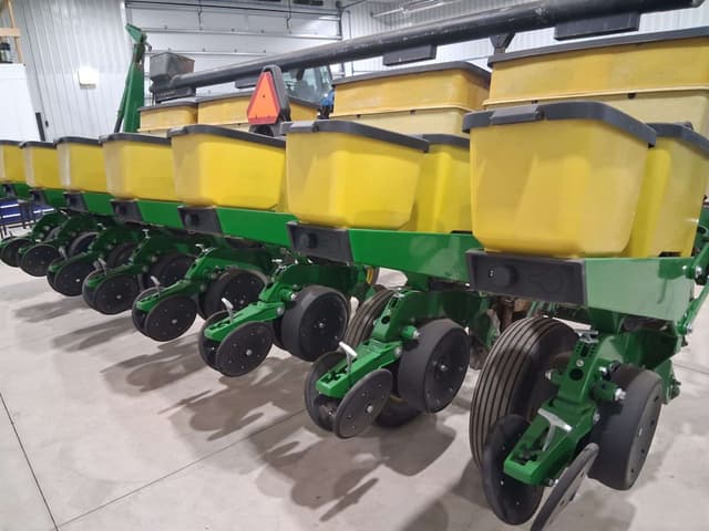 Image of John Deere 7200 equipment image 3