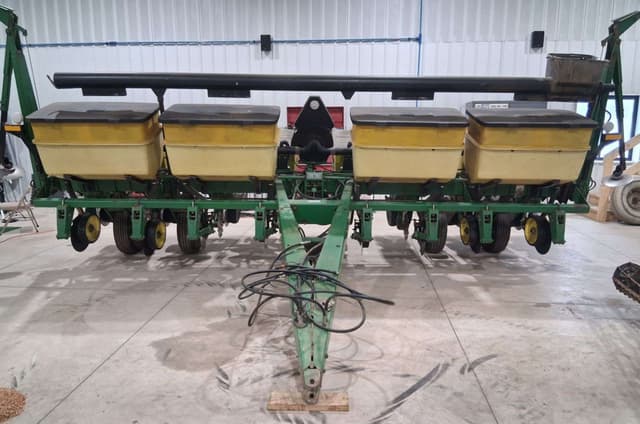 Image of John Deere 7200 equipment image 1