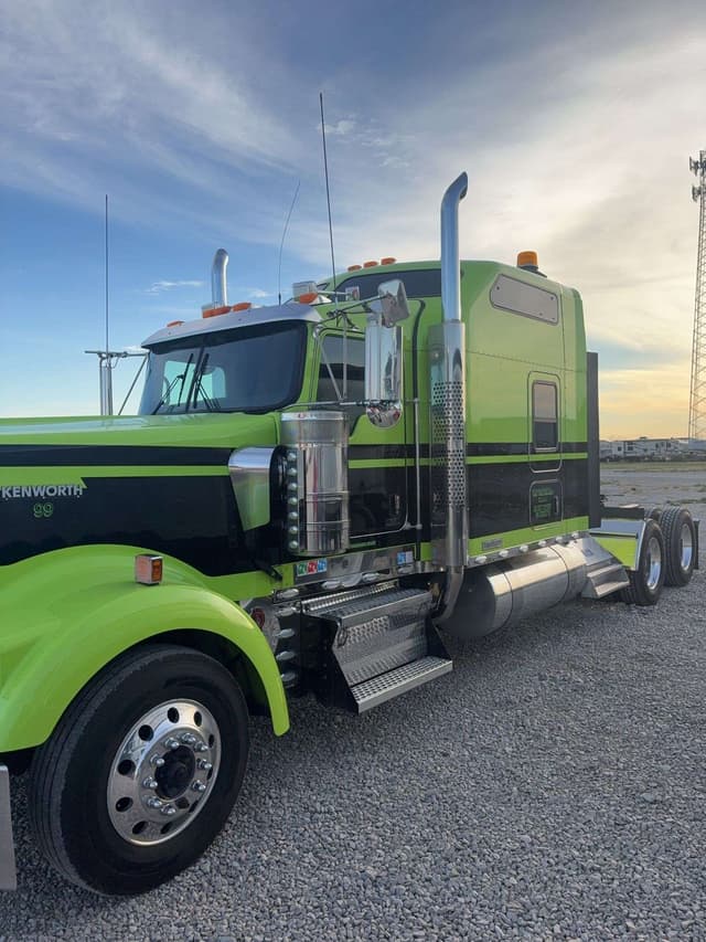 Image of Kenworth W900 equipment image 4