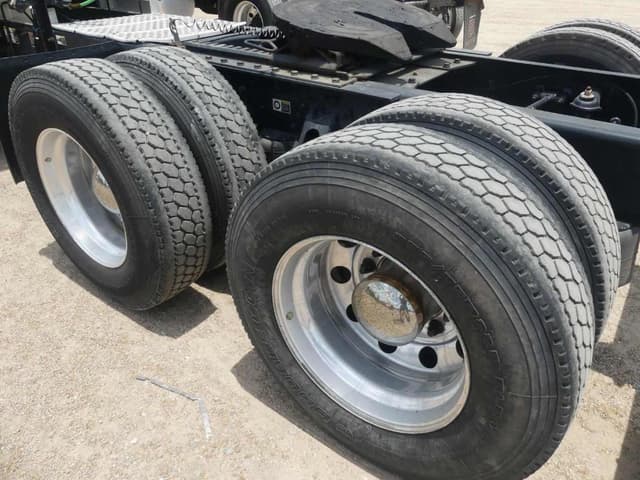 Image of Kenworth T680 equipment image 4