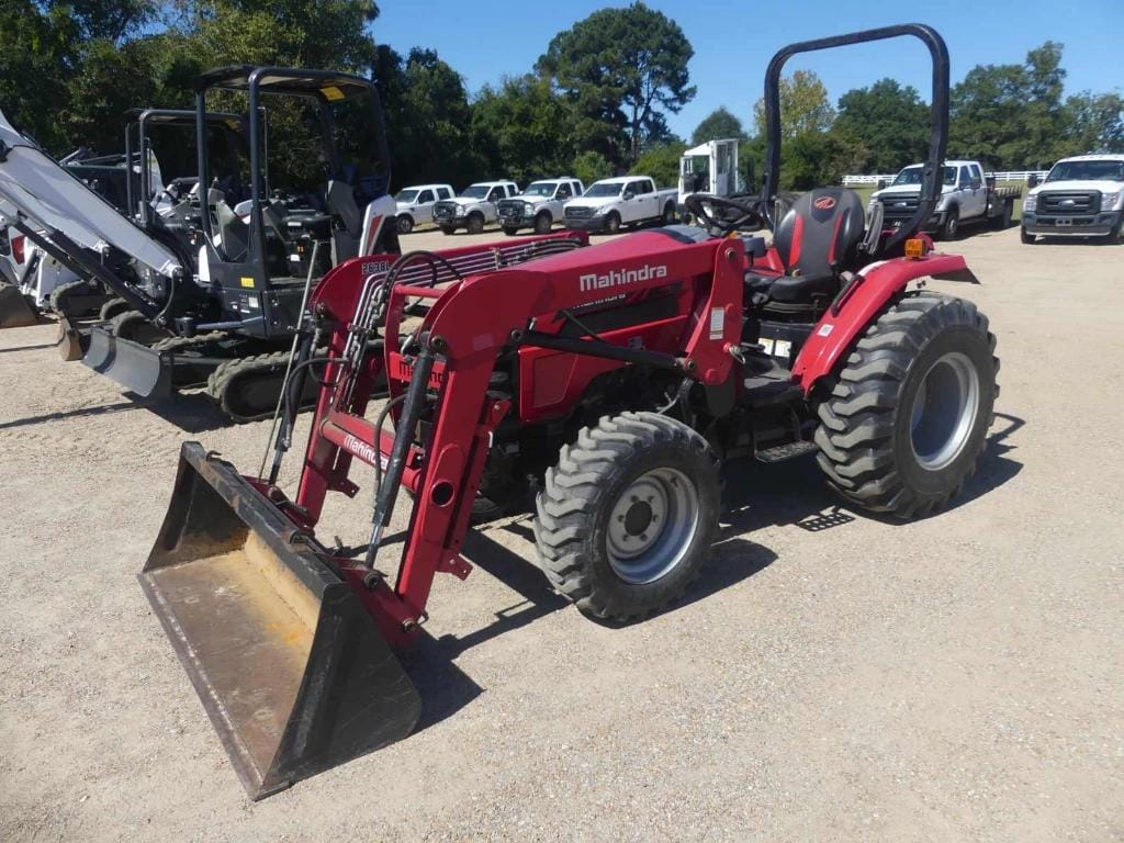 Mahindra 2638HST Equipment Image0