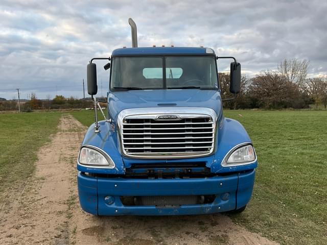 Image of Freightliner Columbia equipment image 1