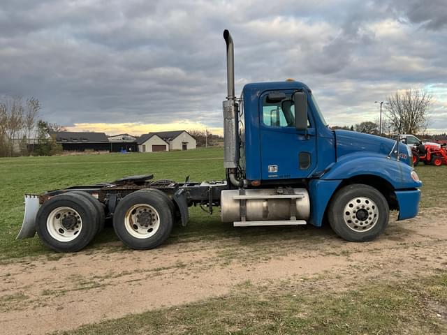 Image of Freightliner Columbia equipment image 3
