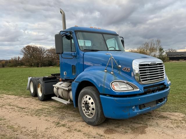 Image of Freightliner Columbia equipment image 2