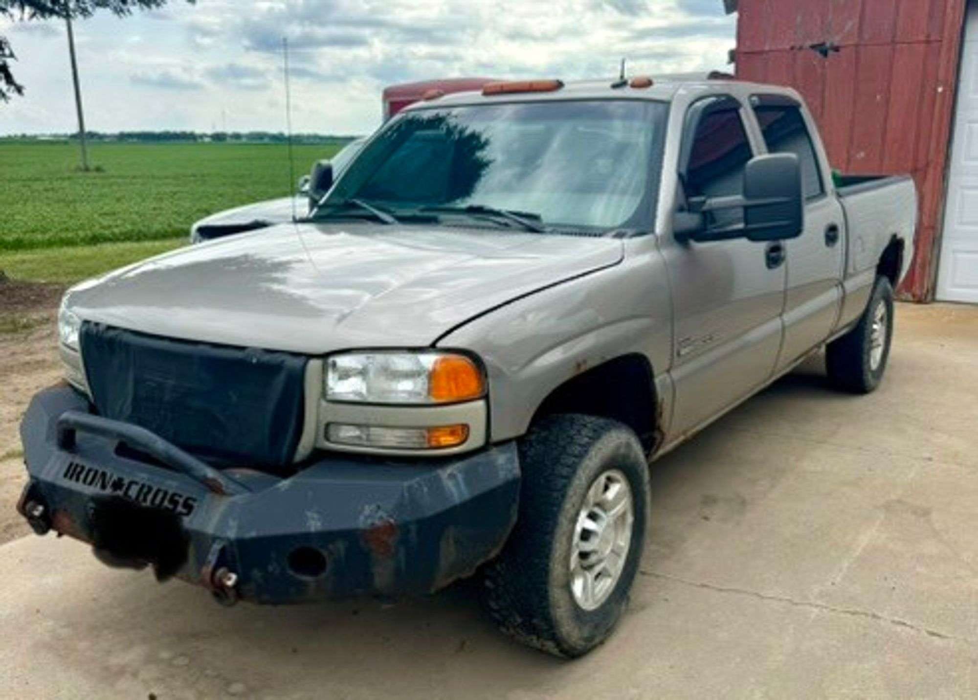 2003 GMC Sierra Equipment Image0