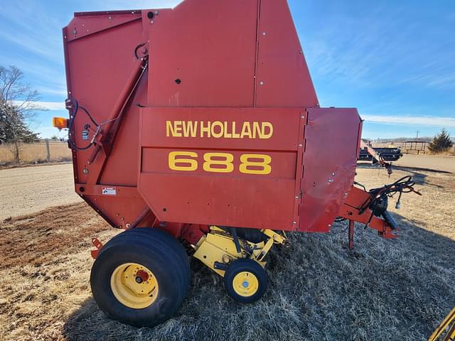 Image of New Holland 688 equipment image 2