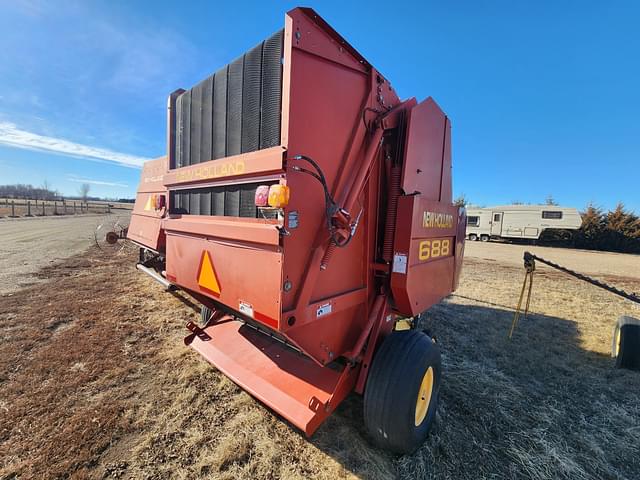 Image of New Holland 688 equipment image 3