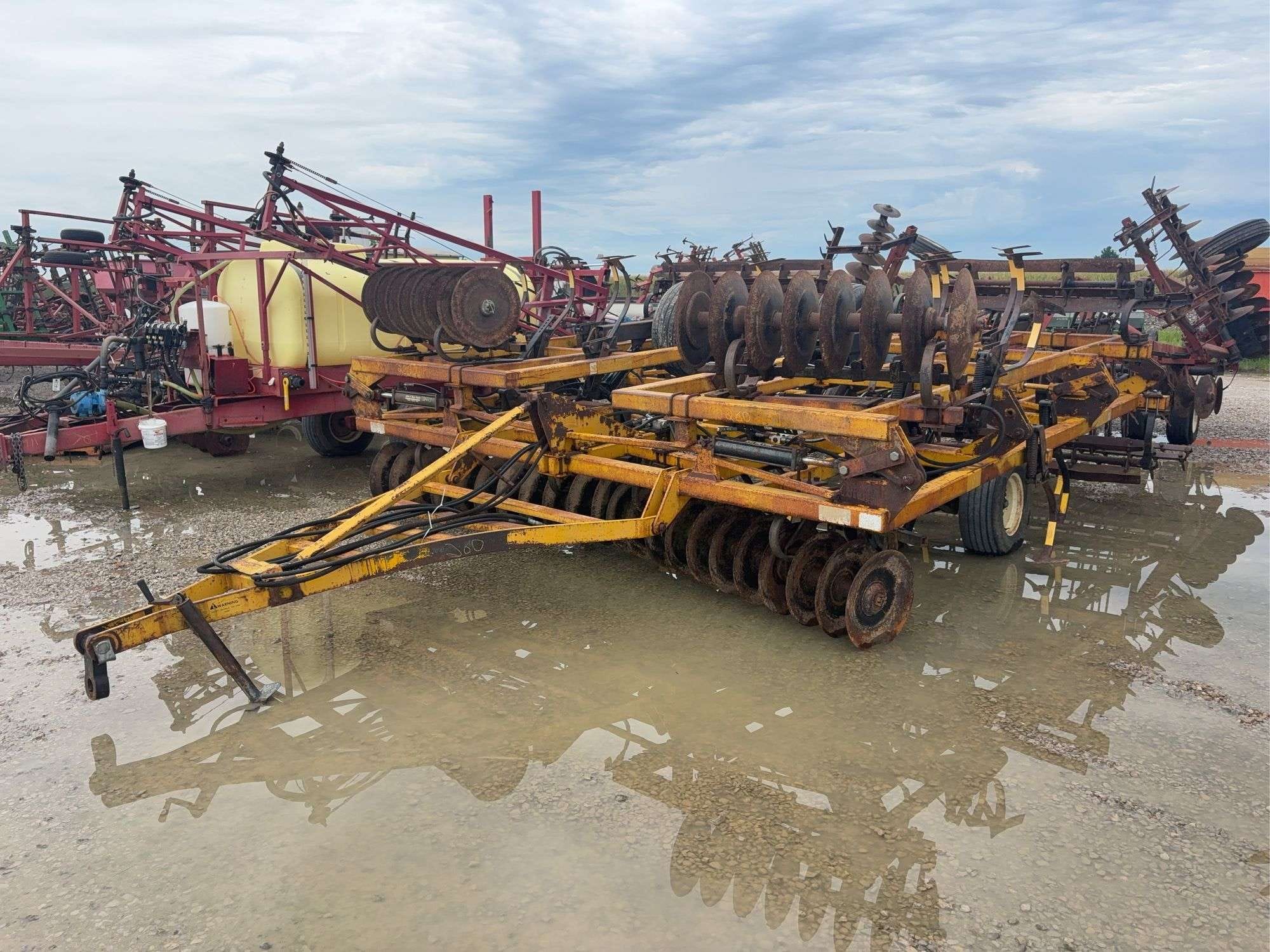 Landoll Tilloll Equipment Image0