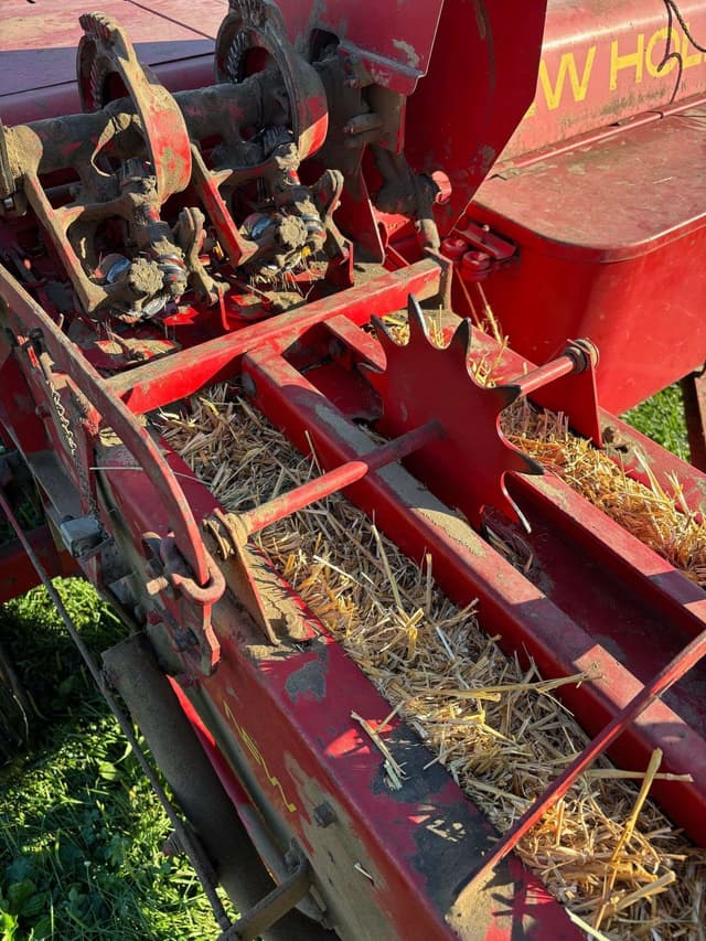 Image of New Holland Hayliner 273 equipment image 4